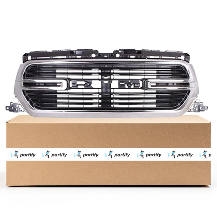 Rejilla para camioneta RAM 1500 con certificación CAPA, marco cromado y detalles en negro, sin cámara, modelo Laramie/Big Horn - CH1200428C